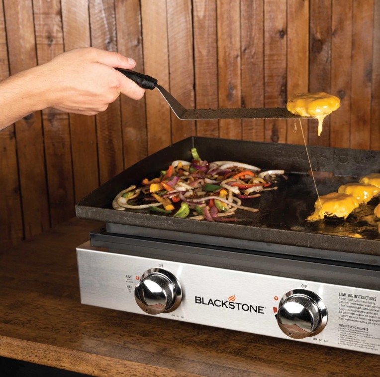 Blackstone 22inch Original Series Tabletop Griddle Bundle with Soft Cover, 5-piece Accessory Kit and Propane Hose – Image 4